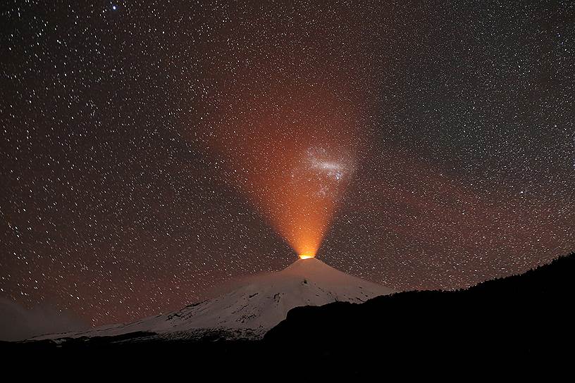 Чили. Вид из города Пукон на вулкан Вильяррика