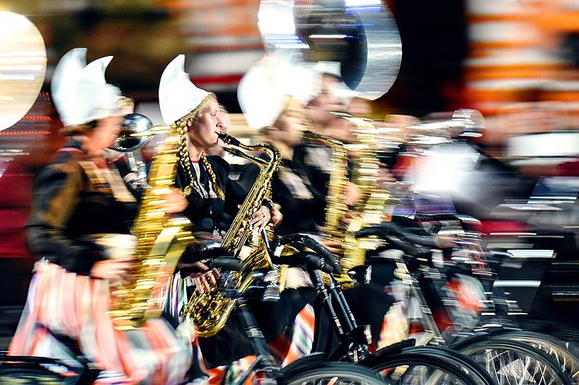 Выступление оркестра на велосипедах «Крещендо» (Нидерланды). Музыканты получили приз зрительских симпатий среди зарубежных коллективов (15,9%)