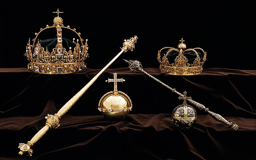 Украденные золотые погребальные короны Карла IX (слева) и его внучки, королевы Кристины, а также держава, изготовленная специально для королевских похорон
