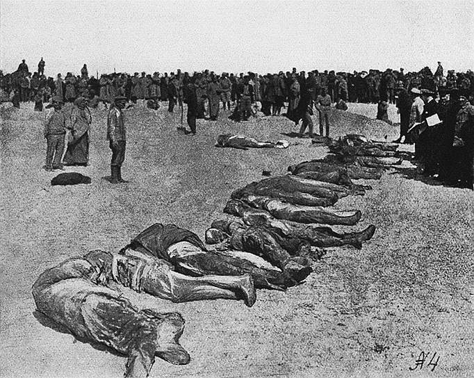 Летом 1918 года в Евпатории море стало выбрасывать на берег трупы убитых зимой