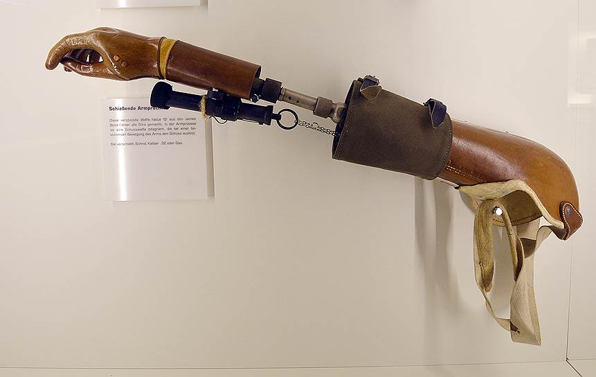 В том же музее представлен ручной протез со встроенным оружейным механизмом, приводящимся в действие, если ткнуть пальцем в предполагаемую цель