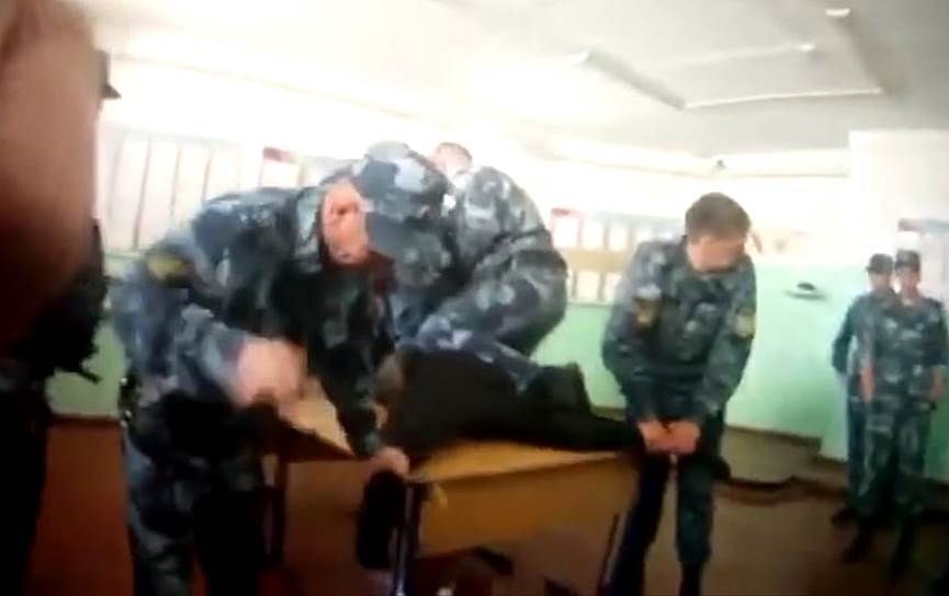 Кадр из десятиминутной видеозаписи, на которой сотрудники ИК-1 избивают до потери сознания заключенного Евгения Макарова