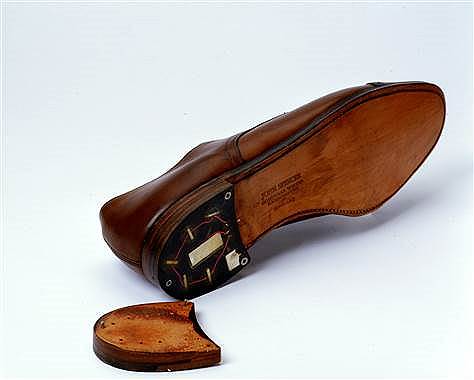 В 1960-1970-х годах западные дипломаты не покупали одежду и обувь в странах Восточной Европы из-за возможного наличия в предметах гардероба шпионских устройств. К примеру, известно, что встроенные передающие устройства в ботинках использовала румынская разведка