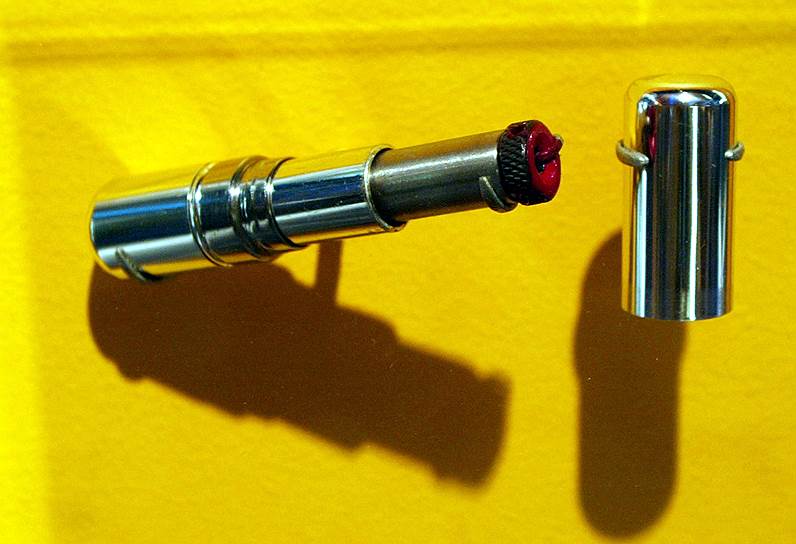 Однозарядный пистолет в виде губной помады, известный как «поцелуй смерти», предположительно был конфискован американскими спецслужбами у агента КГБ в середине 1960-х годов. Ныне представлен в Международном музее шпионажа в Вашингтоне