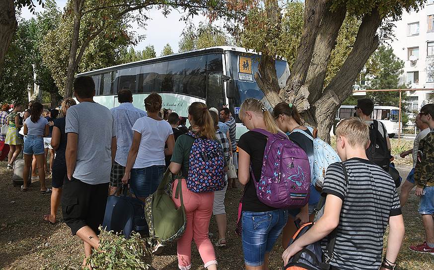 Студенты Армянского колледжа химической промышленности садятся в автобус