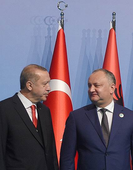 Президент Турции Реджеп Тайип Эрдоган (слева) и президент Молдавии Игорь Додон