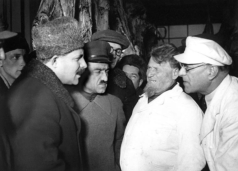 «МГБ СССР,— сообщали А. И. Микояну (на фото — в центре, с закрытыми глазами),— 28 ноября 1953 года докладывало о неблагополучном положении с хранением мяса на Ленинградском мясокомбинате имени С. М. КИРОВА»

