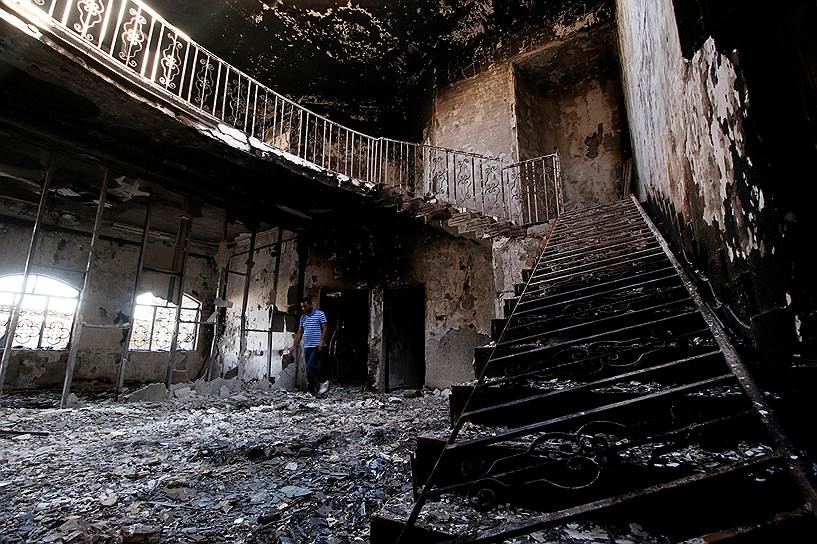 Басра, Ирак. Разрушенная штаб-квартира шиитской группировки «Асаиб Ахль аль-Хакк»
