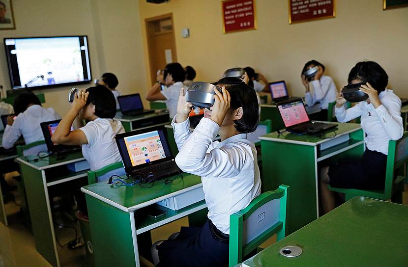 Пхеньян, КНДР. Школьники использую VR-очки на занятиях 