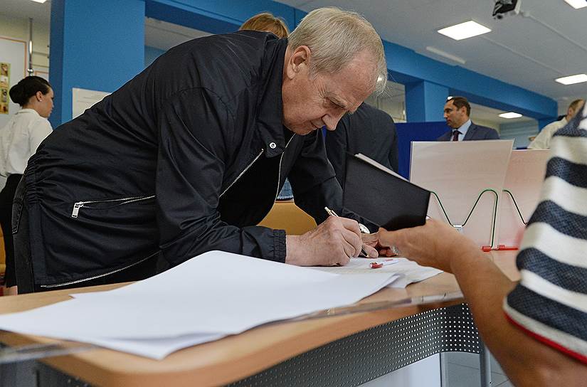 Председатель Конституционного суда России Валерий Зорькин во время голосования на избирательном участке №90 в здании школы № 1241 в Москве