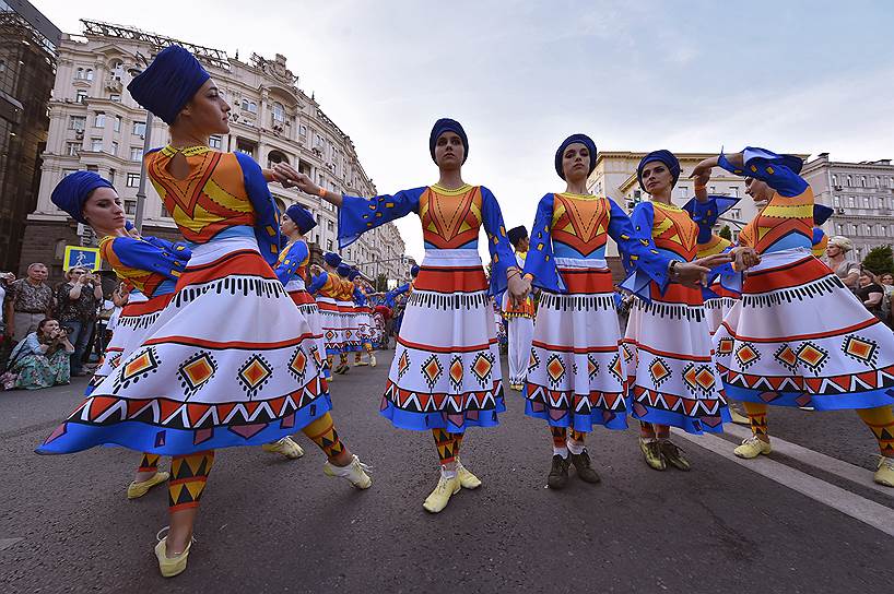 Народные танцы во время празднования Дня города