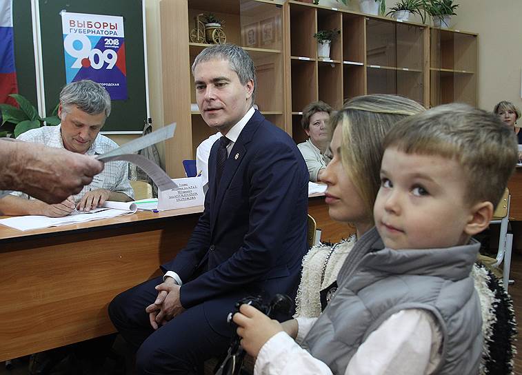 Мэр Нижнего Новгорода Владимир Панов с женой и сыном во время голосования на избирательном участке