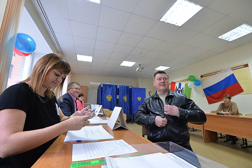 Мэр Новосибирска Анатолий Локоть голосует на выборах губернатора Новосибирской области