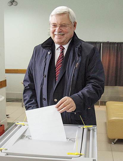 Губернатор Томской области Сергей Жвачкин во время голосования на избирательном участке