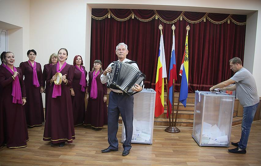 Участники музыкального коллектива на избирательном участке в поселке Водопадный Аксайского района