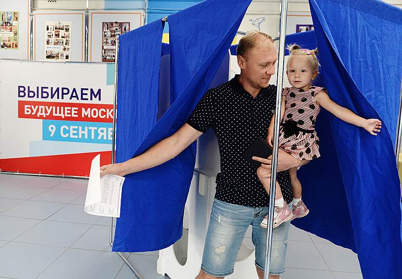 Москва, выборы мэра. Избиратель с дочкой на участке №90 в школе №1241