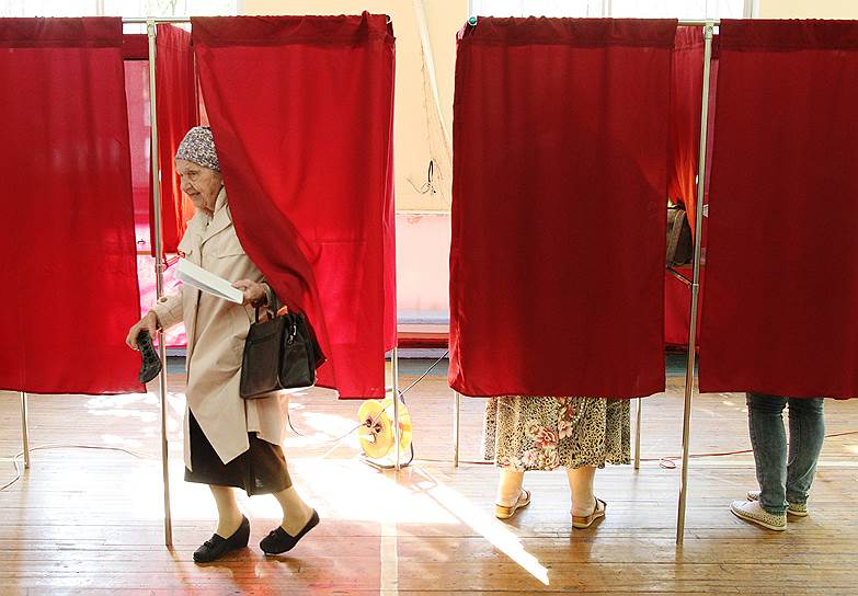 Нижний Новгород. Избиратели в кабинках для голосования на одном из участков во время выборов губернатора Нижегородской области