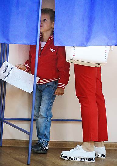 Поселок Водопадный, Аксайский район, Ростовская область. Избиратели в кабинке для голосования на выборах губернатора региона