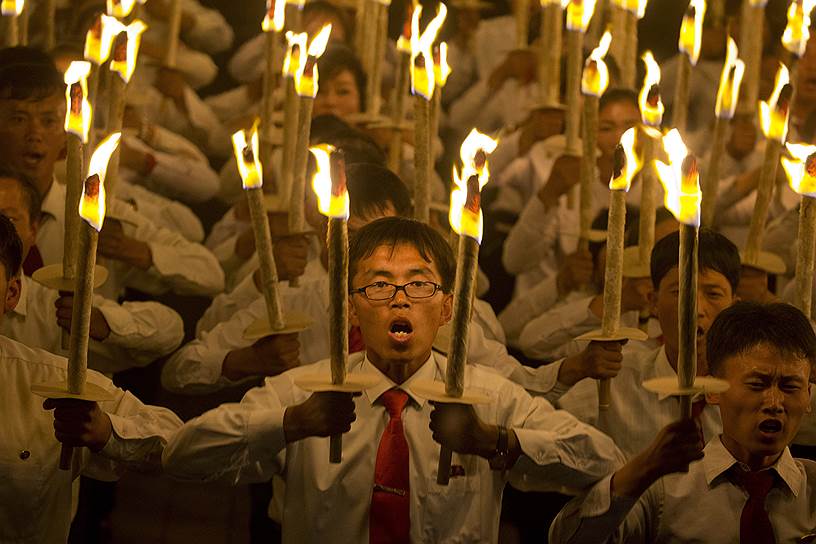 Пхеньян, КНДР. Студенты участвуют в факельном шествии в честь 70-летия со дня основания республики