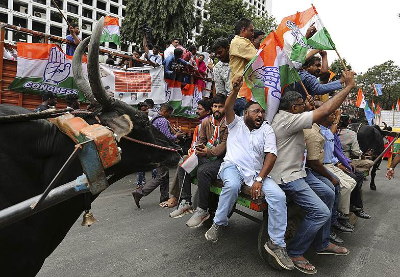 Бангалор, Индия. Сторонники Индийского национального конгресса во время акции против повышения цен на бензин