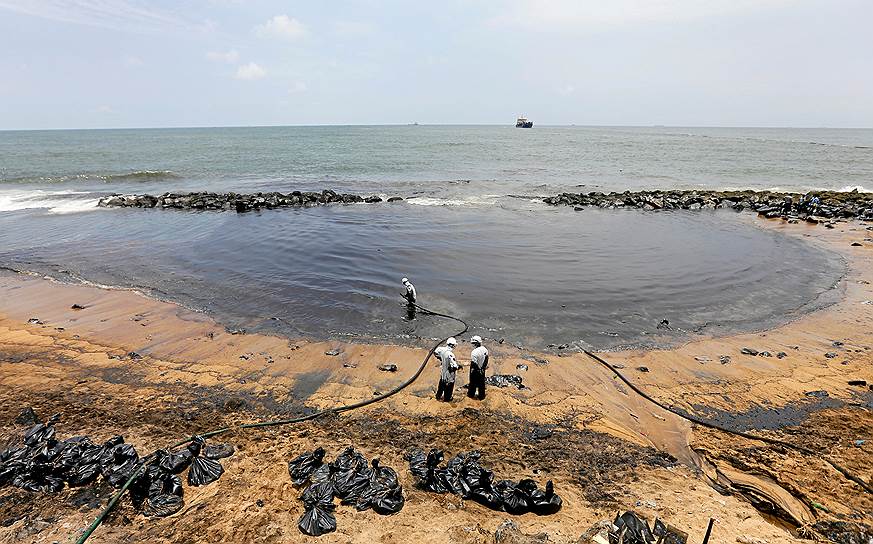 Усветакейява, Шри-Ланка. Сотрудники береговой охраны ликвидируют последствия разлива нефти