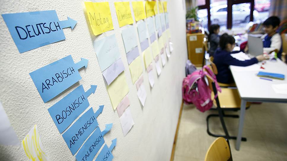 Дети мигрантов на уроке немецкого языка в католической школе