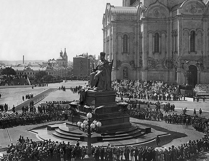 Открытый в 1912 году памятник Александру III разрушали под стрекот кинокамер, чтобы продемонстрировать всей стране, как следует обходиться с памятниками царям