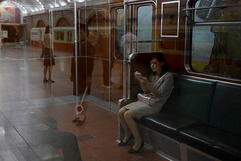 Пхеньян, КНДР. Женщина в метро