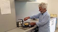 На общую кухню на этажах коридорного типа можно прийти, приготовить еду в своей посуде (как этот афганец), а затем забрать все с собой: оставлять ничего нельзя