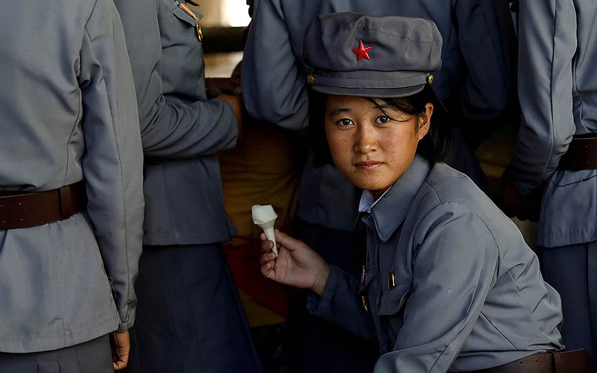 Пхеньян, Северная Корея. Военнослужащая ест мороженое во время посещения зоопарка
