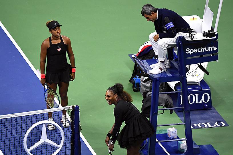 Слева направо: японская теннисистка Наоми Осака, американская теннисистка Серена Уильямс и судья на вышке Карлуш Рамуш