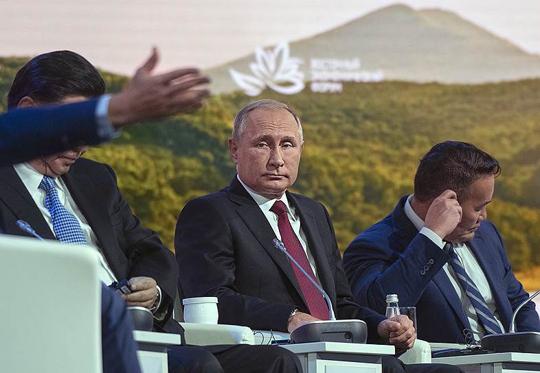 Президент России Владимир Путин (в центре)