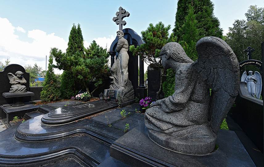 Погребенный под внушительным памятником Константин Карольевич Яковлев при жизни был известен больше как Костя Могила