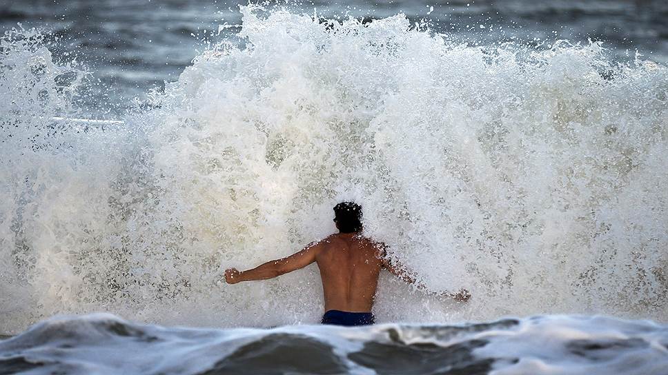 Тайби-Айленд, Джорджия (США). Серфер встречает штормовые волны от приближающегося урагана «Флоренция»