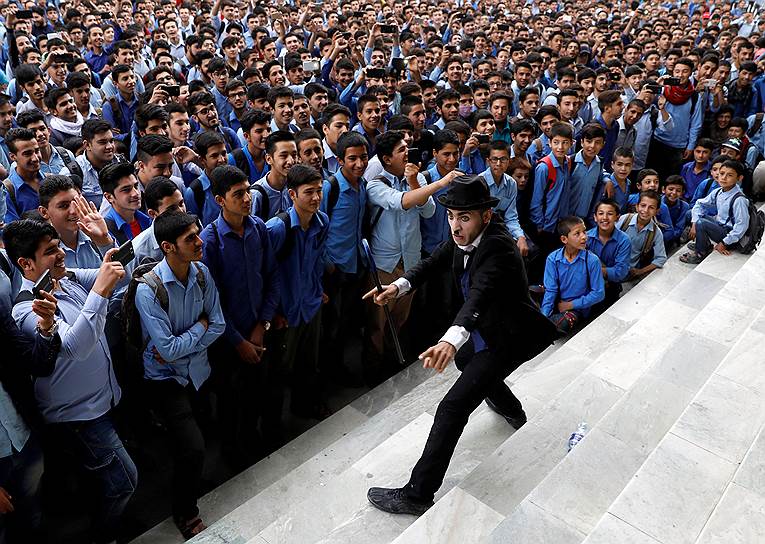 Кабул, Афганистан. Актер Карим Асир выступает перед школьниками
