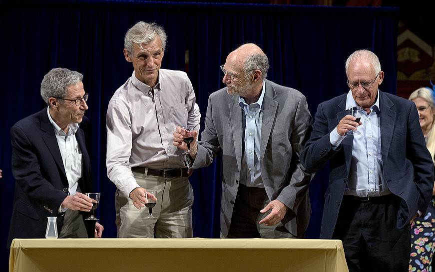 Слева направо: лауреаты Шнобелевской премии Эрик Маскин (по экономике, 2007 год), Вольфганг Кеттерле (по физике, 2011 год) и Майкл Росбаш (по медицине, 2017 год) дегустируют вино после вручения премии по биологии 
