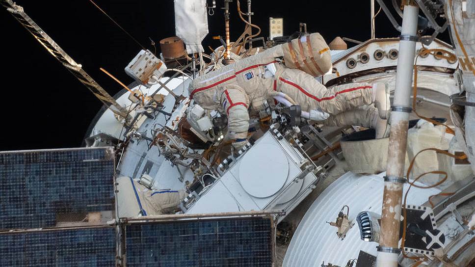 12 сентября. Источники “Ъ” &lt;a href=&quot;/doc/3738617&quot;>сообщили&lt;/a>, что одной из версий появления отверстия в космическом корабле «Союз МС-09» является преднамеренные действия американских астронавтов