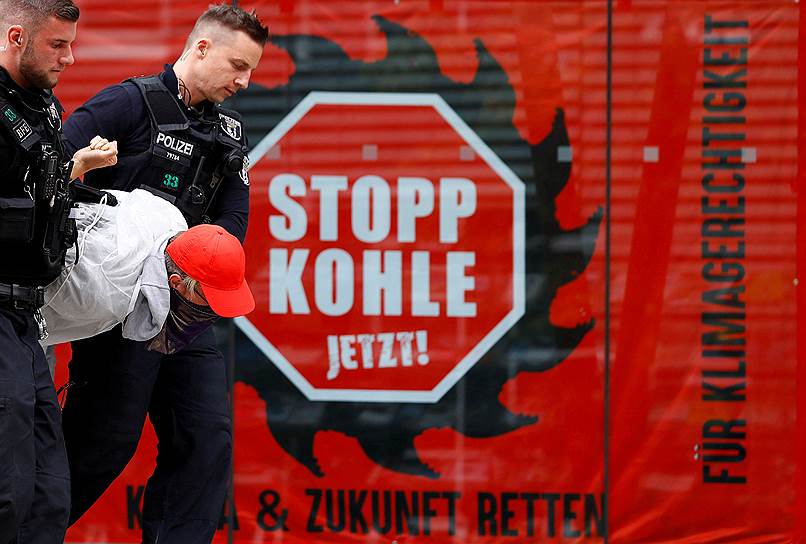 Берлин, Германия. Полиция задерживает экоактивиста, протестующего против добычи угля в районе разреза Хамбах 
