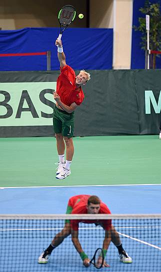 Белорусские теннисисты Андрей Василевский (сзади) и Максим Мирный