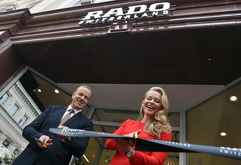 Президент компании Rado Матиас Брешан (слева) и актриса Юлия Пересильд на церемонии открытия бутика Rado