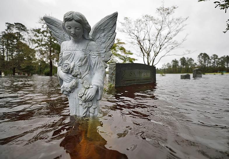 Затопленная статуя ангела на кладбище в Леланде (Северная Каролина, США)