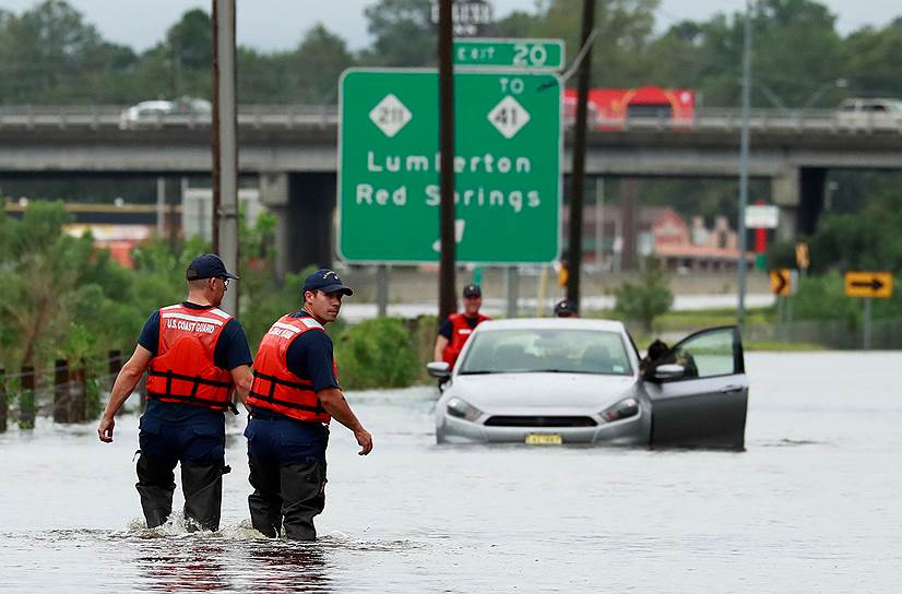 Члены береговой охраны помогают выбраться застрявшему автомобилисту в Ламбертоне (Северная Каролина, США)