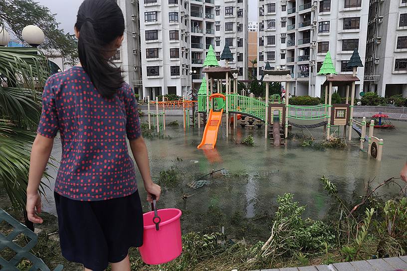 Затопленная детская площадка в Гонконге