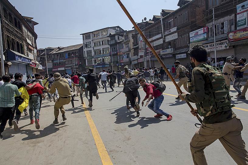 Сринагар, Индия. Сотрудники полиции разгоняют религиозное шествие
