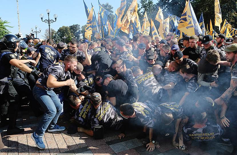Верховная Рада, Киев, Украина. Участники акции протеста с требованием защитить права иностранцев, воевавших за Украину на территории Донбасса 