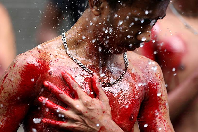 Янгон, Мьянма. Мужчина истекает кровью после самобичевания по случаю почитаемого у мусульман-шиитов дня Ашура
