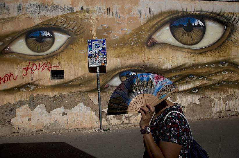 Рим, Италия. Женщина идет мимо работы британского уличного художника под псевдонимом My Dog Sighs