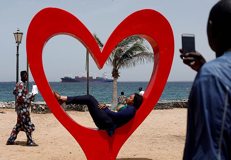 Дакар, Сенегал. Женщина позирует для фотографии на набережной