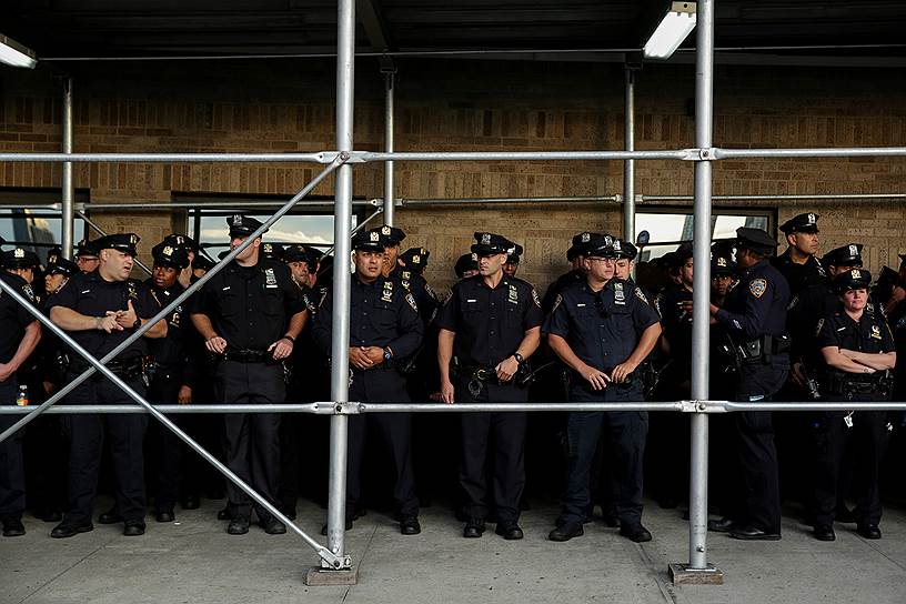 Нью-Йорк, США. Полицейские перед началом Генассамблеи ООН у здания организации