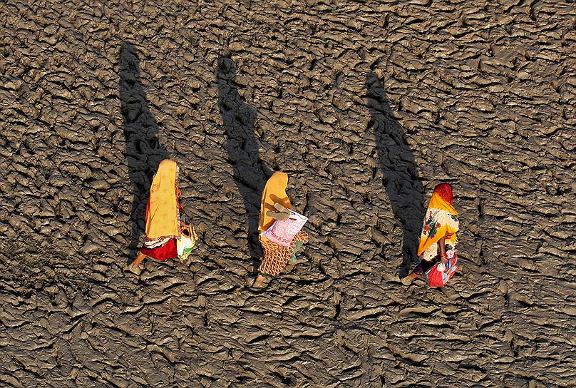 Аллахабад, Индия. Женщины идут по берегу реки Ганг